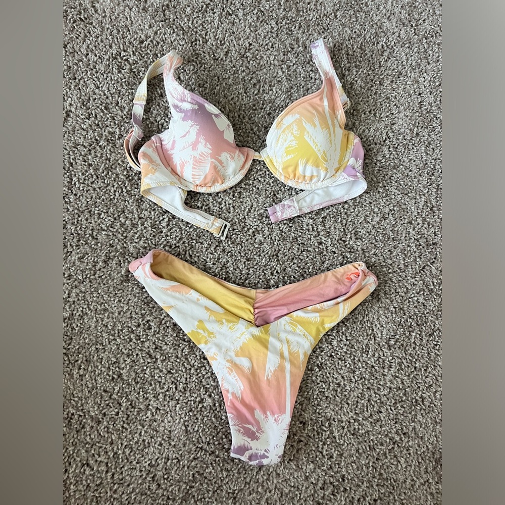 Roxy swimsuit with scrunched bottom both XS